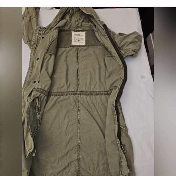 Aritzia TNA Utility/ Military Style Jacket. Green.
SIZE M - Picture 9 of 16